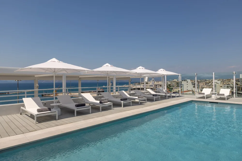 https://cdn.epixeiro.gr/muploads/mercure-patras-astir-rooftop-pool.jpg