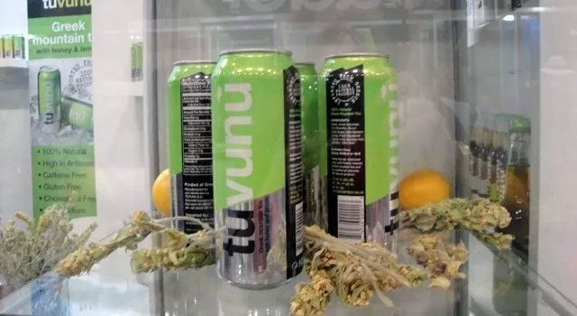 Μία Ελληνίδα συναντιέται με το «TUVUNU Greek Mountain Tea» στις ΗΠΑ