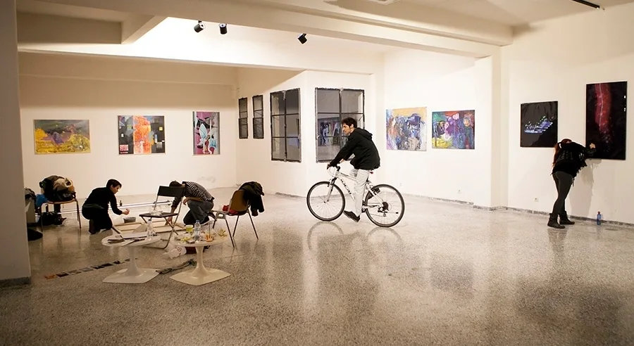 Ρομάντσο: Η επιχειρηματικότητα «φωτίζει» σκοτεινές πτυχές της Αθήνας