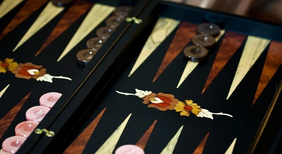 Neroulia: Το τάβλι των διασήμων