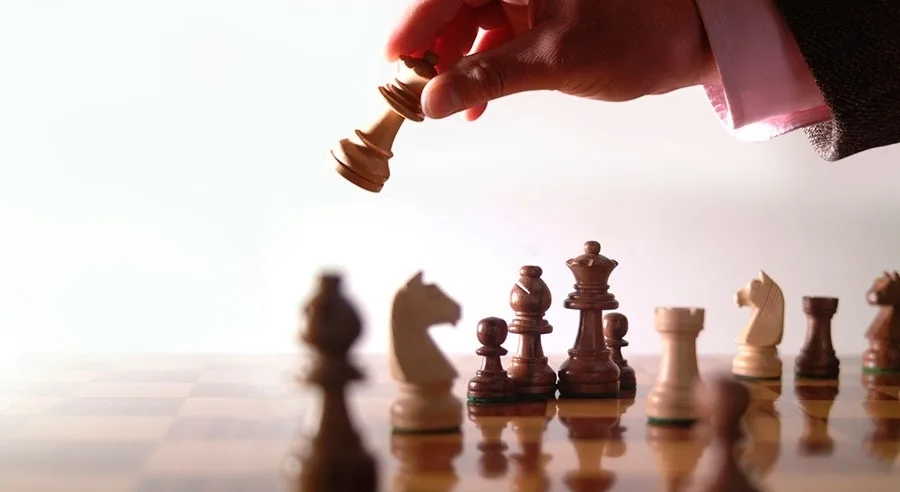 Πότε ο Επιχειρηματίας ανάβει ένα μυρωδάτο πούρο ή Στρατηγική, σκάκι και επιχειρήσεις