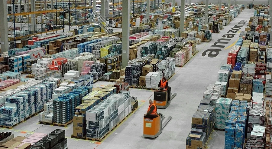 Logistics: Τα…δύο πόδια σε ένα παπούτσι βάζει η Amazon τους διαδικτυακούς εμπόρους!