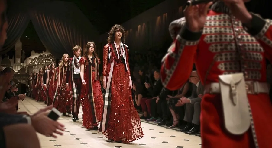 Burberry: Άμεση πρόσβαση στην πασαρέλα μέσω Live Shopping
