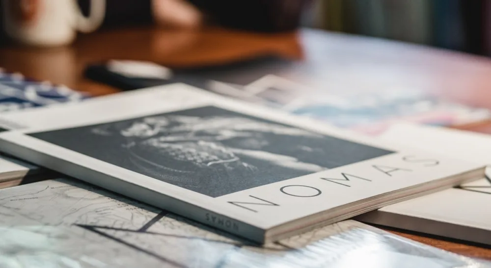 Nomas: Η συνάντηση περιοδικού και βιβλίου πάνω στο «ταξίδι»