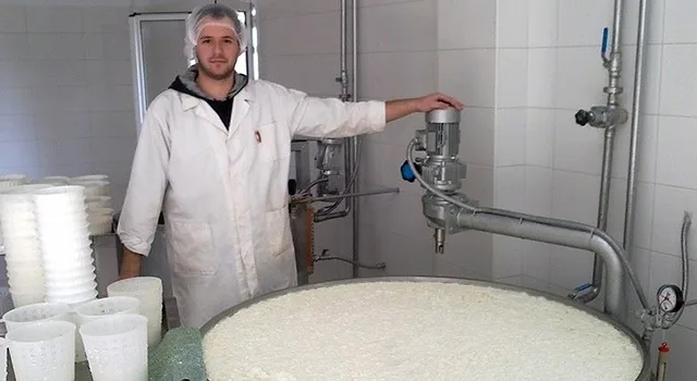 Το “Τυροκομείο Στρατάκη” στέκεται επάξια απέναντι στις μεγάλες βιομηχανικές μονάδες