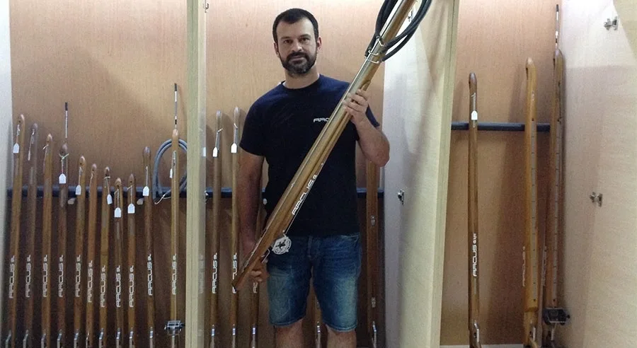 Αrcus: Τα χειροποίητα, ξύλινα ψαροντούφεκα που κατακτούν τις θάλασσες