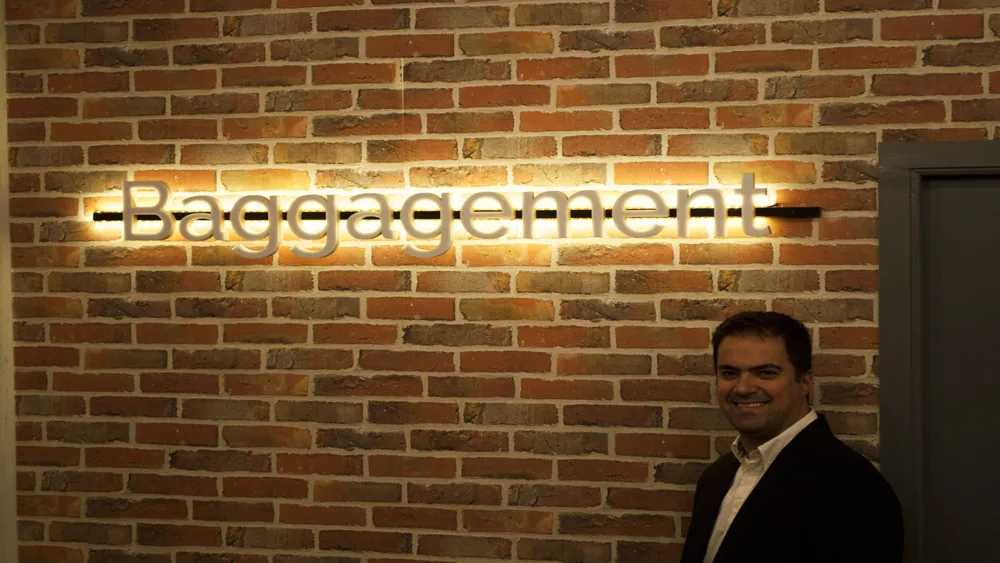 Γιατί να κουβαλάς τη βαλίτσα σου όταν υπάρχει η Baggagement; [video]