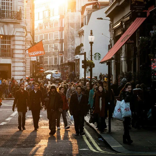 Mastercard SpendingPulse: Οι Ευρωπαίοι δείχνουν περισσότερη προτίμηση στις «προσιτές πολυτέλειες» τη φετινή εορταστική περίοδο