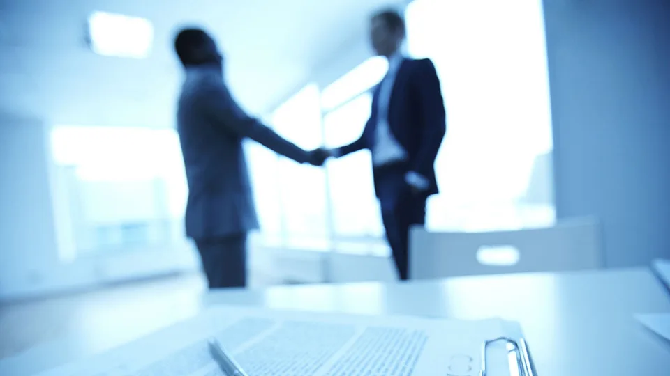 Το ελληνικό «επιχειρείν» ελπίζει σε ένα εξωδικαστικό συμβιβασμό...