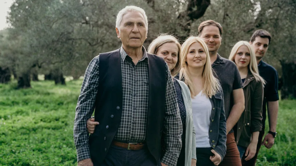 Το βραβευμένο ελαιόλαδο που παράγεται δίπλα στην σπηλιά του Κύκλωπα του Ομήρου