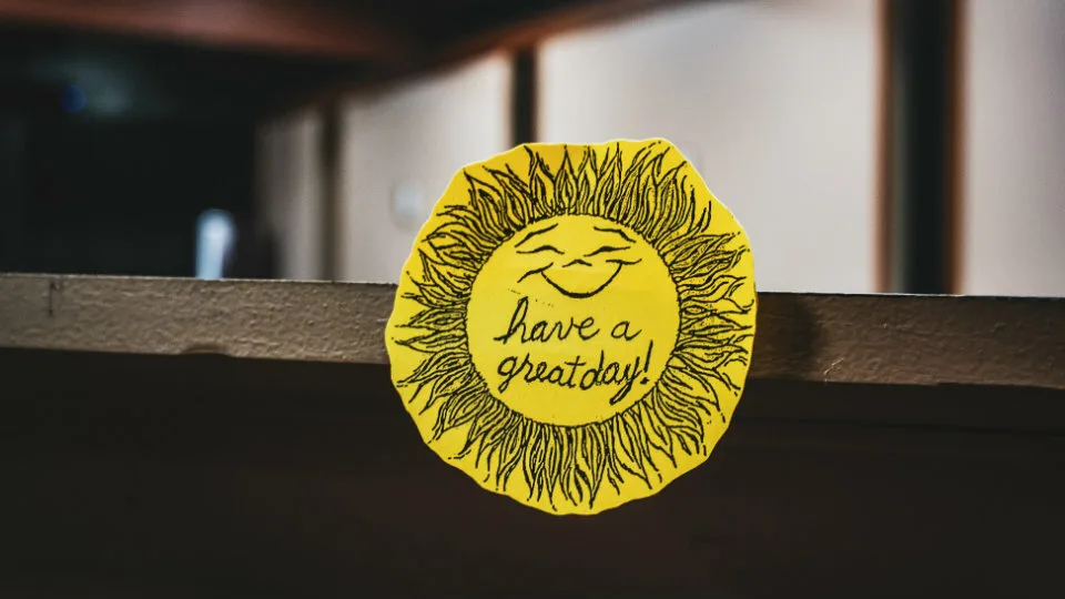 «Λόγοι για να χαμογελάτε»: Αναλύοντας τα 7 σημεία από το «viral» σημείωμα του super market