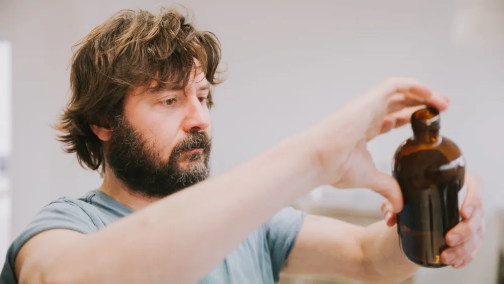 Τζίντζερ, μέλι και λεμόνι: τα συστατικά της επιτυχίας του “Holy Ginger” και του δημιουργού του Γιάννη Τρίμμη