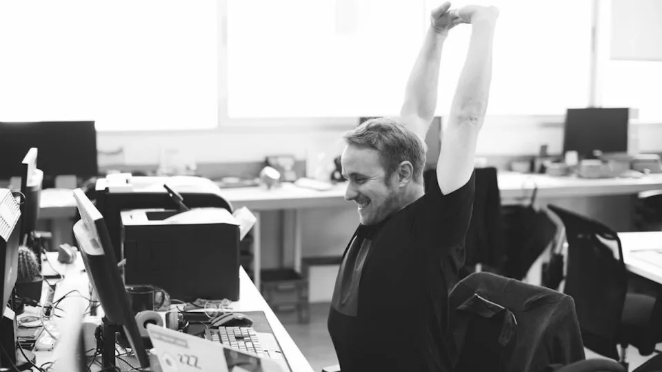 Οι έξυπνες ασκήσεις που προστατεύουν τον αυχένα σου στο γραφείο