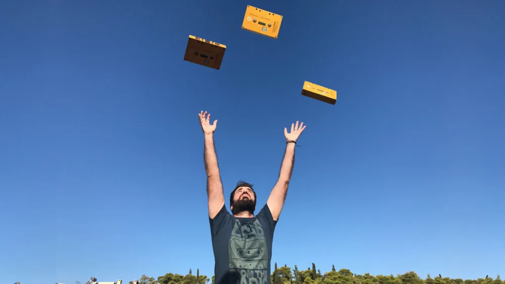 Muzitee: Μουσικά μπλουζάκια μέσα σε…κασέτες