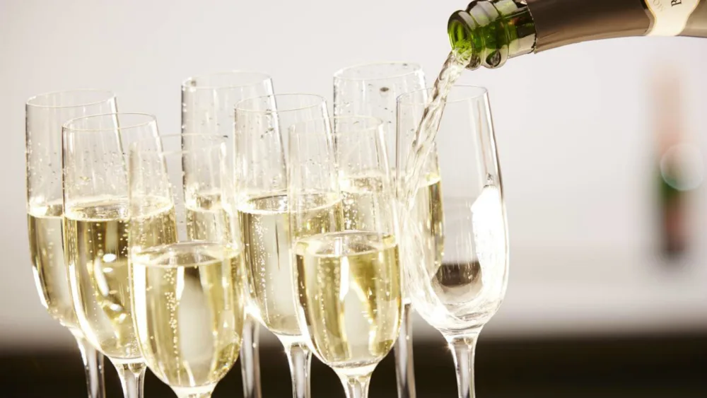 Ο Θεός έφτιαξε μόνο το νερό. Ο άνθρωπος έφτιαξε το κρασί. – Βίκτωρ Ουγκώ