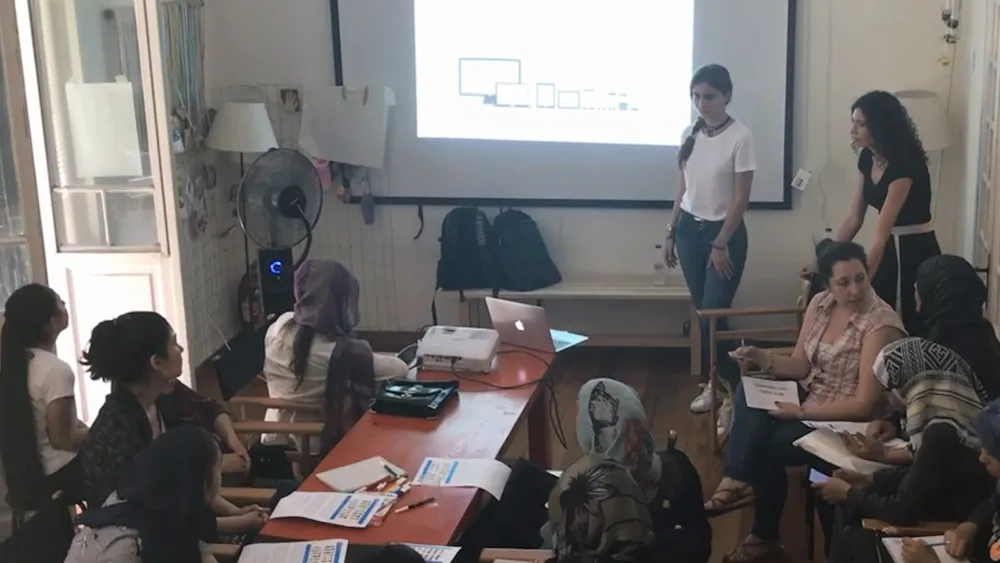 Γνωρίστε την 16χρονη Ελληνίδα που βοηθάει τα παιδιά των προσφύγων