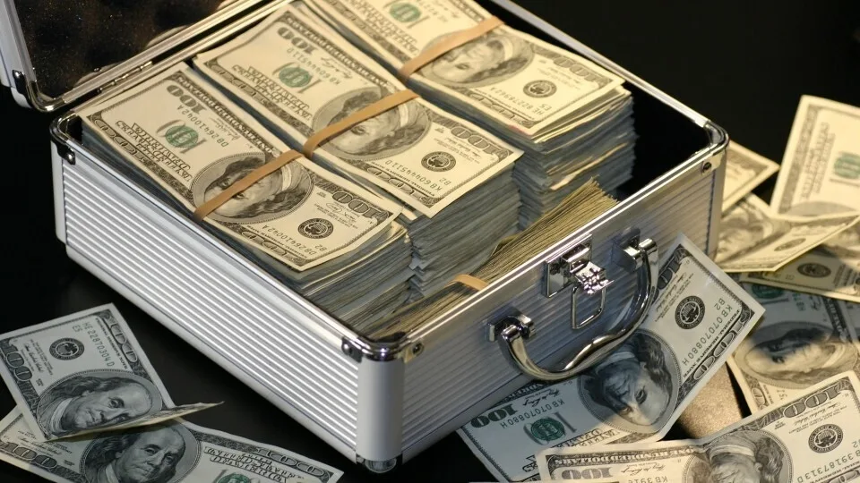 Το χρήμα είναι σαν την κοπριά: όταν το στοιβάζεις, μυρίζει