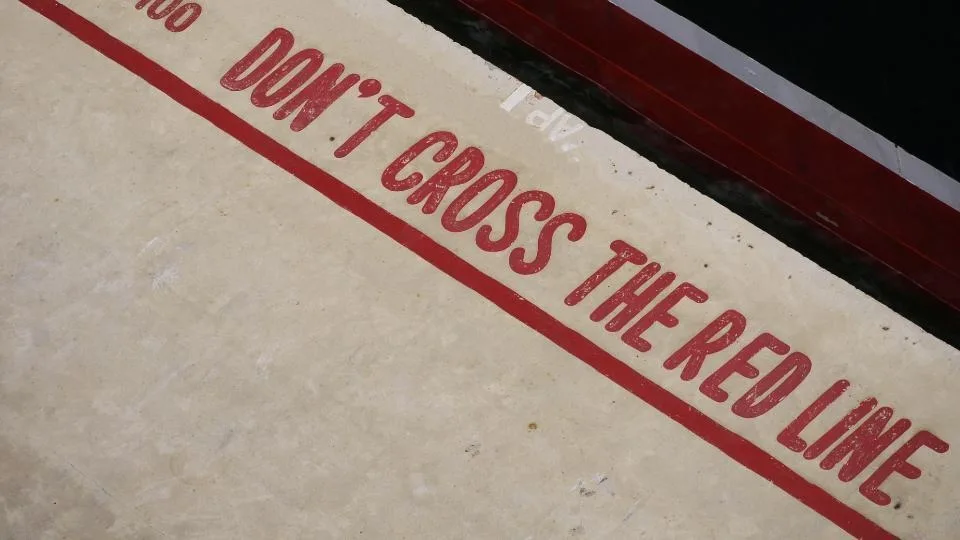 Τραβάω λοιπόν, σ' όλα μια κόκκινη γραμμή!