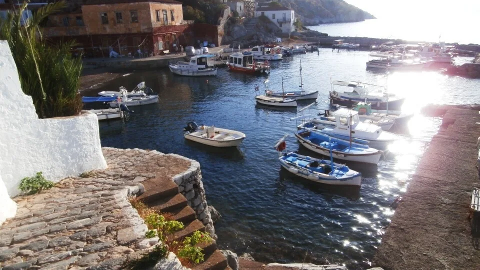 Το περισκόπιο της Ύδρας: Τα στέκια και οι συναντήσεις των (αντ)ασφαλιστών