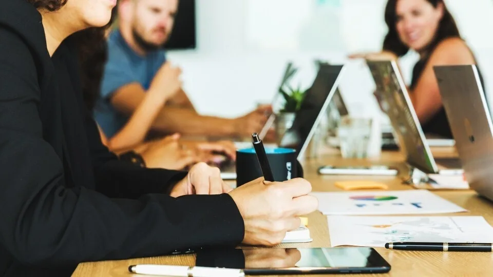 Νέος στη δουλειά; 6 τρόποι για να ξεχάσουν ότι δεν είσαι αρκετά έμπειρος