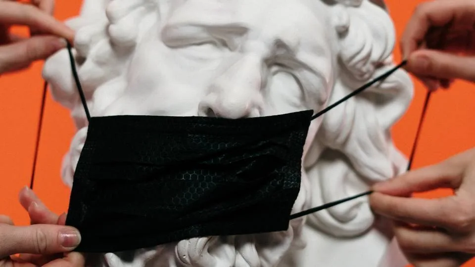 Διχασμένοι οι Έλληνες απέναντι στο δίπολο υγείας έναντι οικονομίας