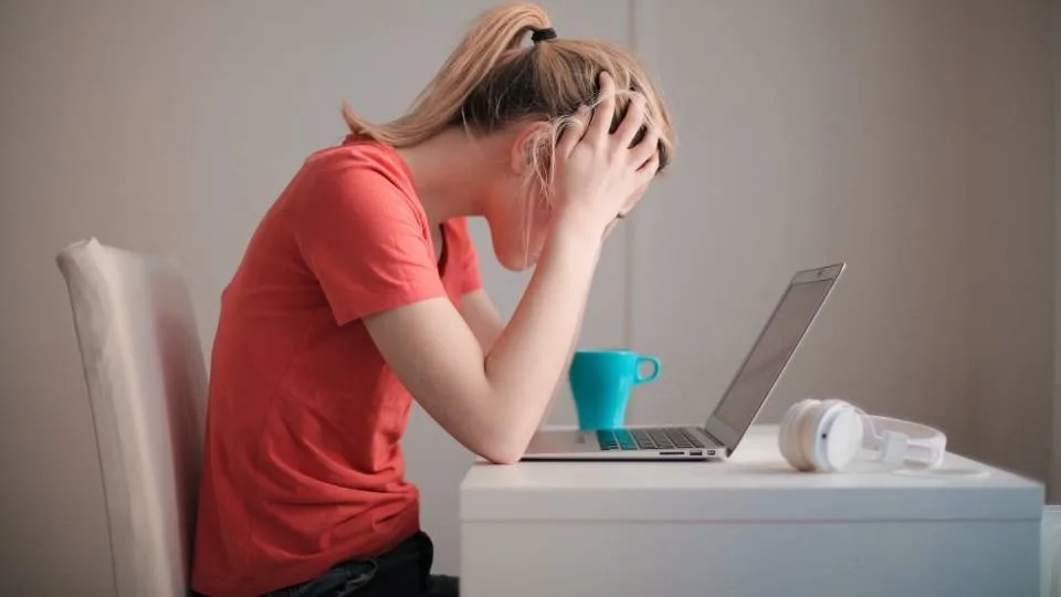 Γιατί η γενιά X αγχώνεται περισσότερο από άλλες στη δουλειά