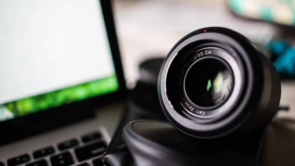 Στην εποχή που οι εκθέσεις και τα συνέδρια γίνονται μέσα από web κάμερες