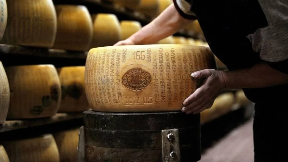 Credito Emiliano: Η ιταλική τράπεζα που δέχεται ως εγγύηση κεφάλια παρμεζάνας