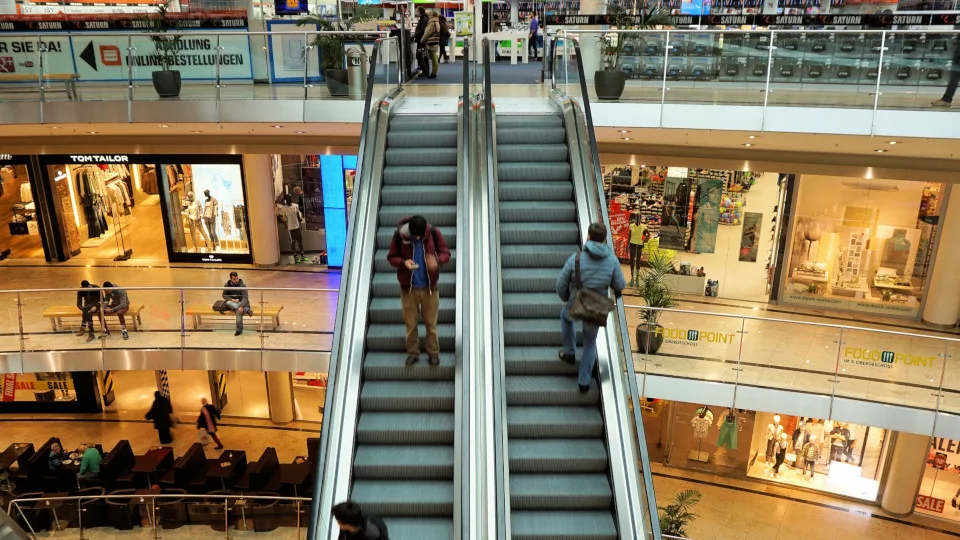 Καλά είναι τα επιδόματα, αλλά η κατανάλωση καταρρέει