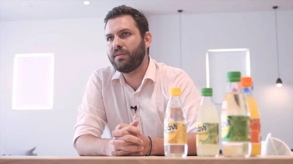 Γεράνι: Η εταιρεία αναψυκτικών που διατηρεί την οικογενειακή της ταυτότητα [video]