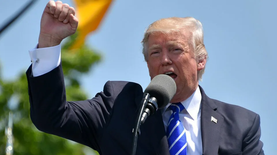 Νέα επίθεση Τραμπ στον επικεφαλής της FED: Να μειώσει τώρα τα επιτόκια