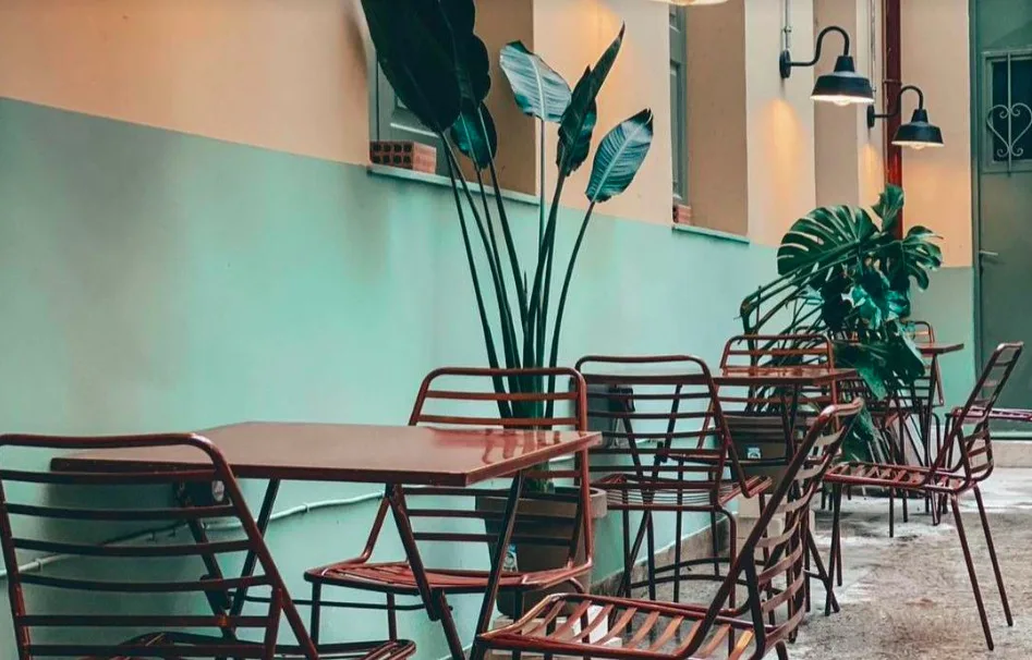 Το νέο αθηναϊκό bar-restaurant κρύβεται σε έναν ακάλυπτο