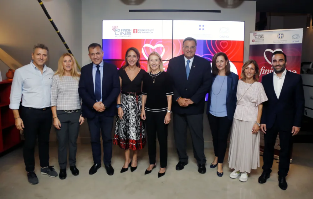 Η Εθνική Ασφαλιστική στην παράδοση της επιταγής του No Finish Line Athens, στην Ένωση «Μαζί για το Παιδί»