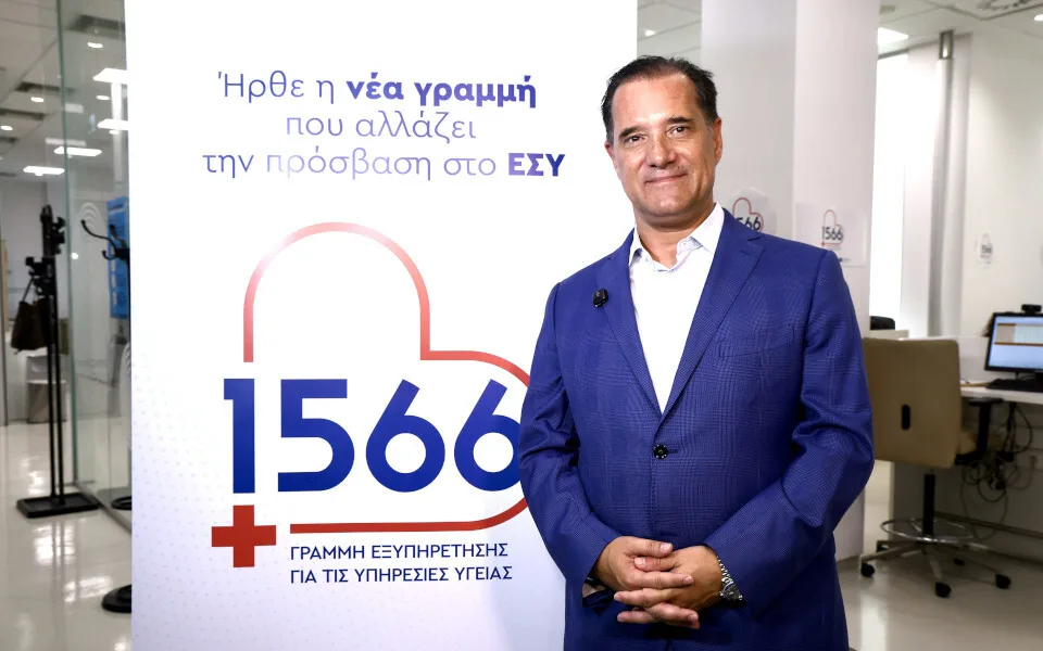 Ο υπουργός Υγείας σε τηλεφωνικό κέντρο για την 1η ημέρα λειτουργίας της δωρεάν τηλεφωνικής γραμμής «1566»