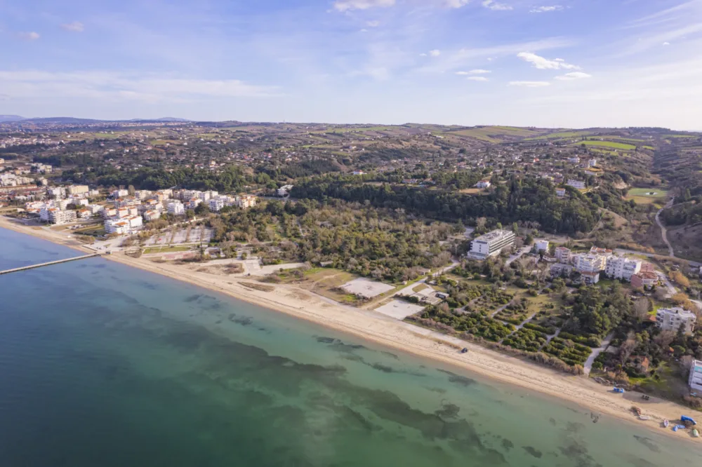 ΤΑΙΠΕΔ: 3 προσφορές για την αξιοποίηση του ακινήτου «Ακτή και Camping Αγίας Τριάδας»