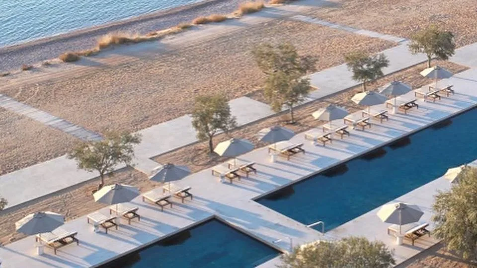 Επαναλειτουργεί το ξενοδοχείο Amanzoe που απειλήθηκε από τις φλόγες στο Κρανίδι