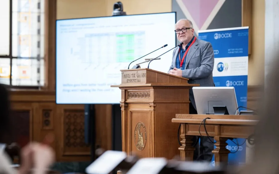 Andrew Scott: Τα σύγχρονα συστήματα υγείας είναι σχεδιασμένα για να διατηρούν τη ζωή, όχι απαραίτητα την υγεία