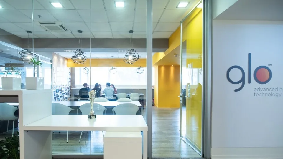 Νέα sustainable fashion συλλογή στηρίζει καλλιτέχνες, ευάλωτες ομάδες και περιβάλλον από την ΒΑΤ