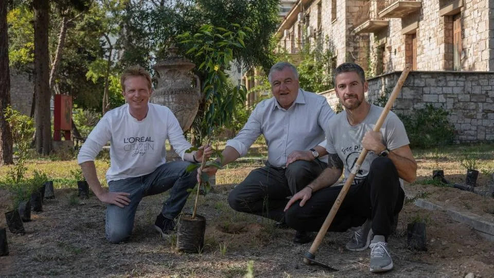 Η L'Oreal Hellas στο Γηροκομείο Αθηνών για το Citizen Day 2022