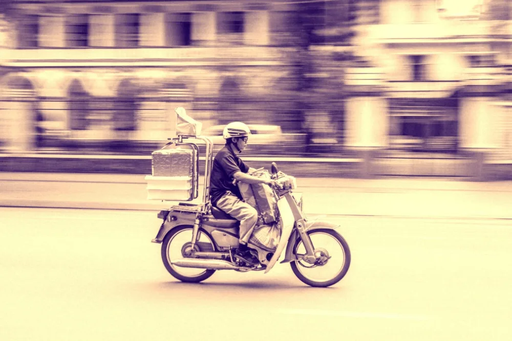 Οι Έλληνες ξοδεύουν 1,5 δισεκατομμύριο ευρώ για delivery καφέ και φαγητού