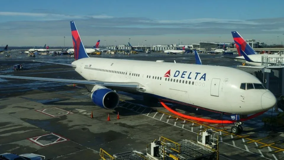 Delta Air Lines: Επιβάλει μηνιαίο πρόστιμο στους μη εμβολιασμένους εργαζόμενους
