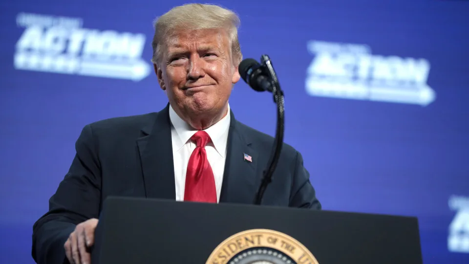 Τραμπ: Μειώνει τους δασμούς της Κίνας στο 80%