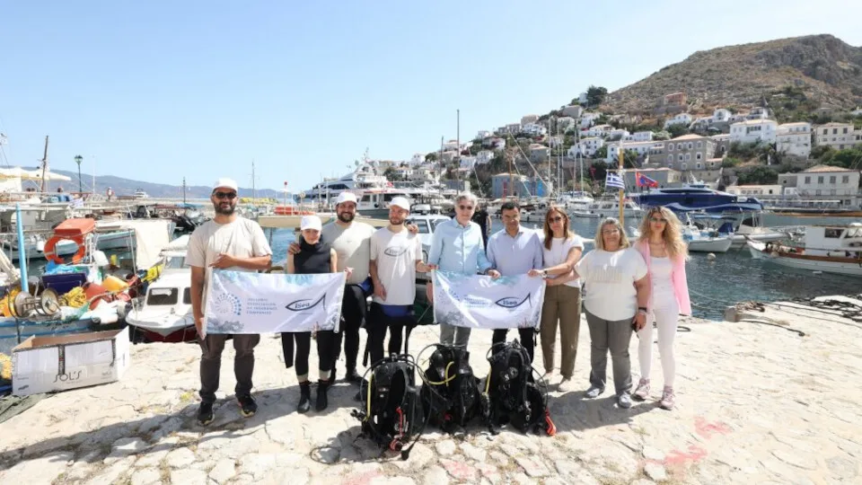 Η ΕΑΕΕ και η iSea ανέλαβαν να καθαρίσουν τον βυθό του λιμένα της Ύδρας