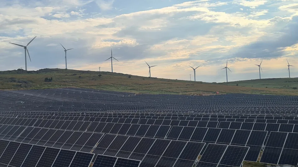 EDP Renewables: Θέτει σε λειτουργία το πρώτο αιολικό-ηλιακό υβριδικό έργο της Ισπανίας