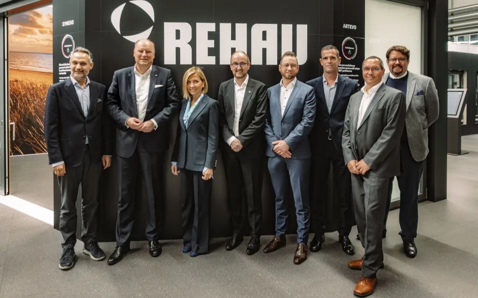 Η ELVIAL προχωρά σε στρατηγική συνεργασία με τη REHAU