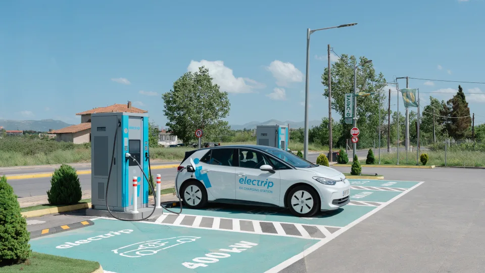 Η Electrip εγκαινιάζει σταθμό υπερταχείας φόρτισης ηλεκτρικών οχημάτων στην Τρίπολη