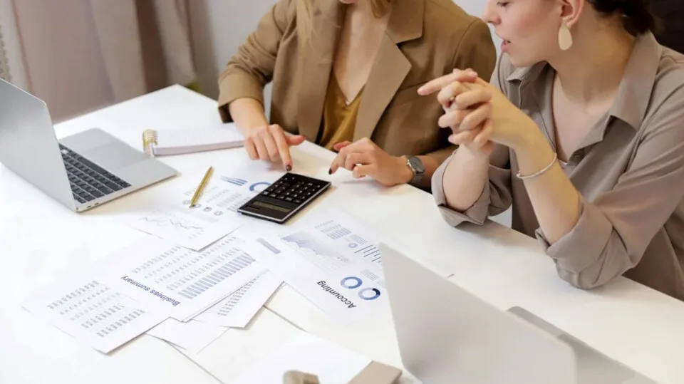 Αύξηση των ορίων απαλλαγής από τον ΦΠΑ για τις μικρές επιχειρήσεις - Τι κερδίζουν, τι χάνουν οι μικρομεσαίοι