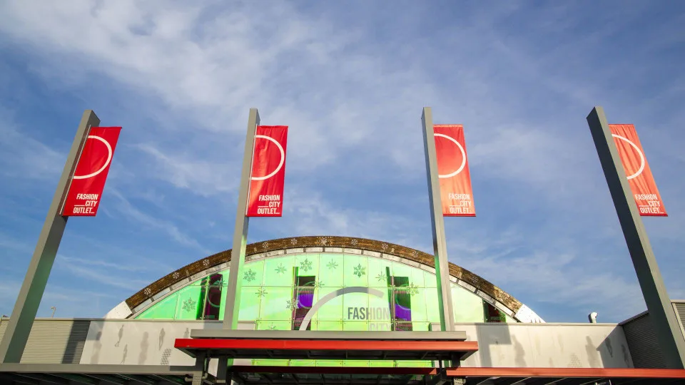 Μουστάκας, Sinsay και Public+home ανοίγουν νέα καταστήματα στο ​Fashion City Outlet στη Λάρισα