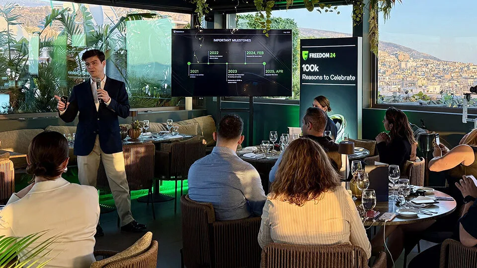 Η Freedom24 σπάει το φράγμα των 100.000 πελατών στην Ελλάδα – Ψήφος εμπιστοσύνης από τους επενδυτές